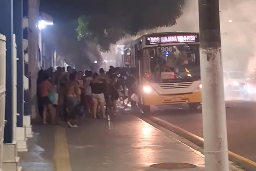 Ônibus solta fumaça e assusta passageiros em Belém
