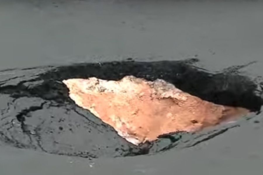 Cratera se abre em via recém-inaugurada da Nova Doca e assusta motoristas em Belém