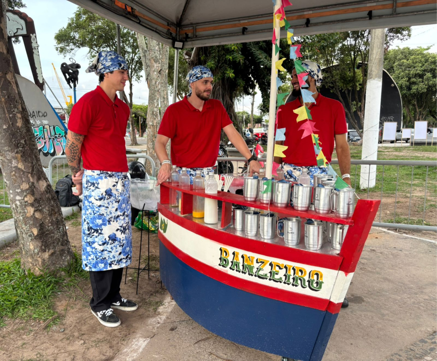 Visitantes da Casa Brasil ganham suco natural e copo reutilizável durante a COP30