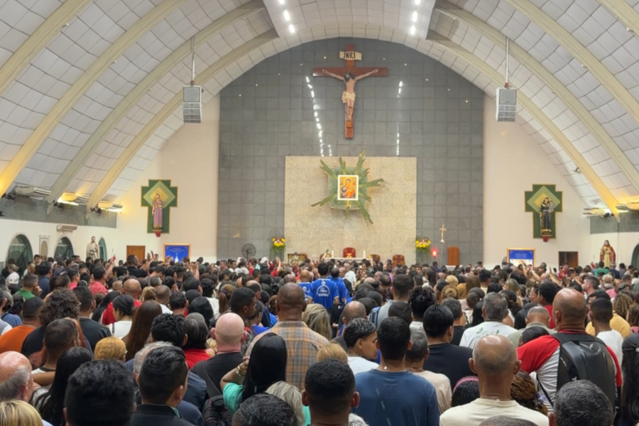 Fiéis lotam Santuário do Perpétuo Socorro na primeira terça-feira de fevereiro, em Belém