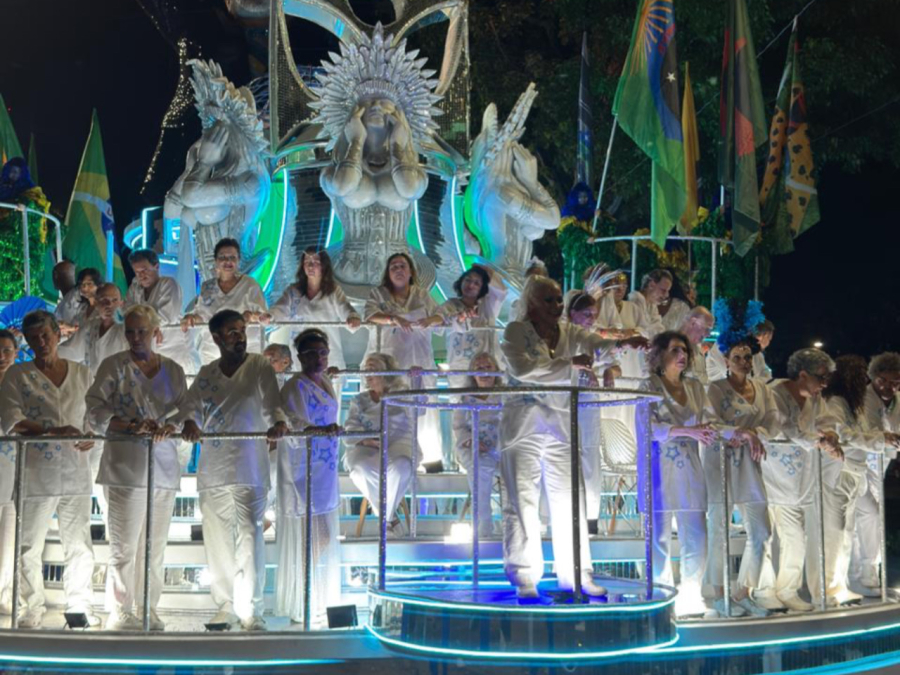 Fafá de Belém surge de surpresa e assume lugar de Janja em desfile da Acadêmicos de Niterói