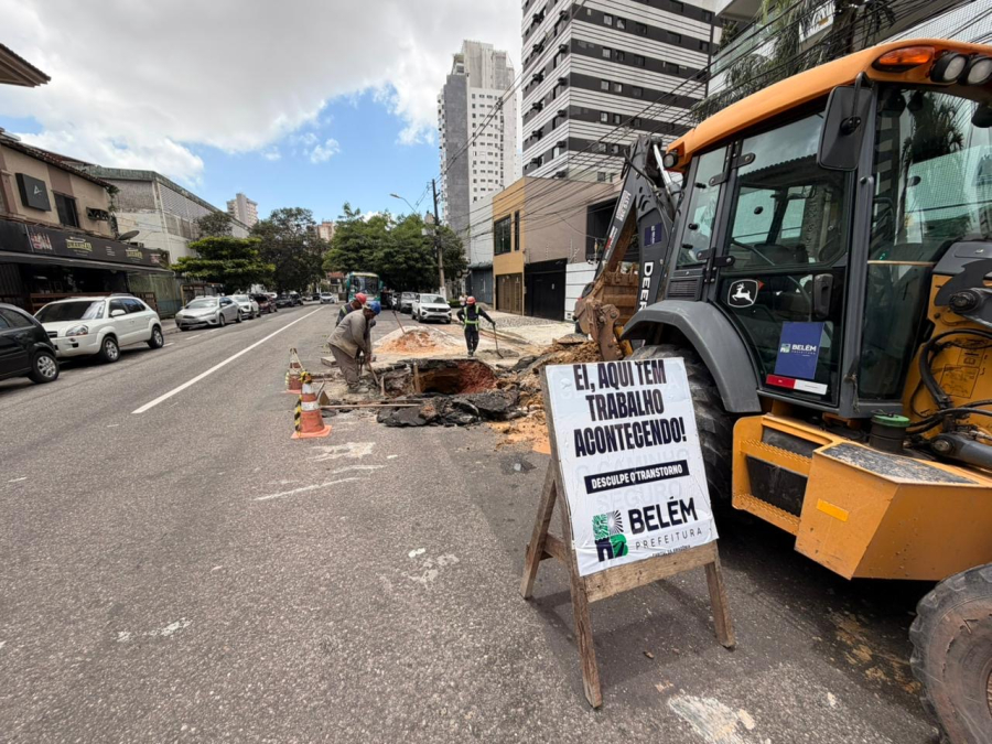 Cratera aberta em via movimentada de Belém é interditada e recebe reparos em menos de 12 horas