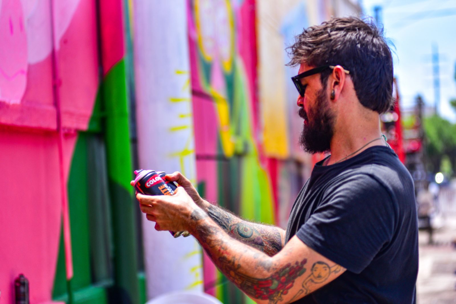 Artista paraense inicia pintura de grande painel na fachada do Museu das Amazônias