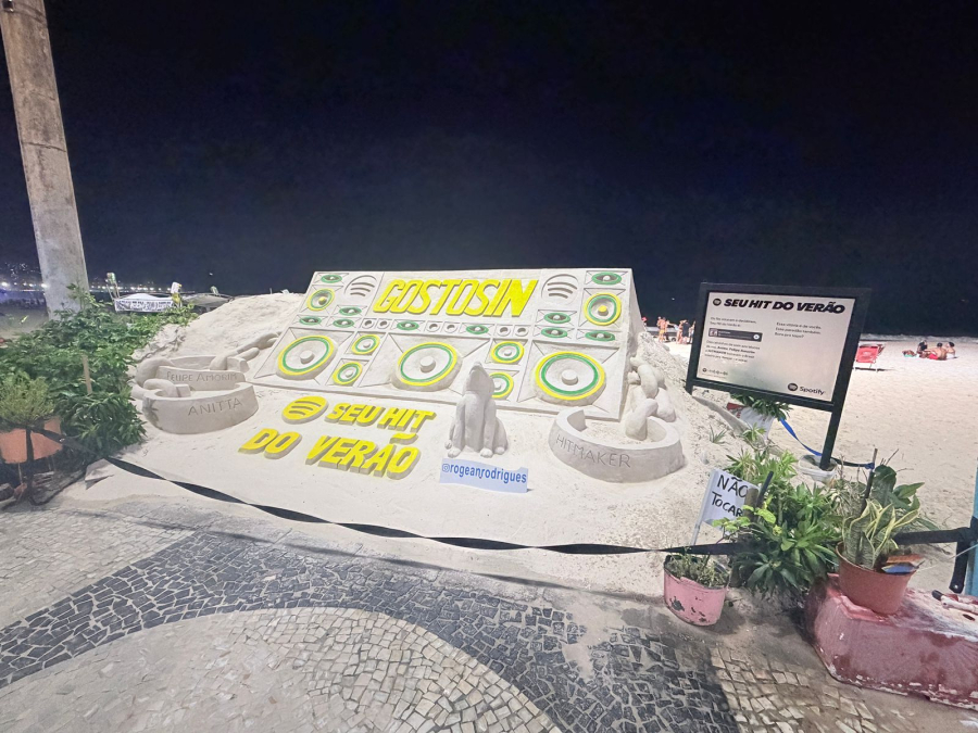 “Gostosin” vira atração turística em Copacabana com escultura de areia 