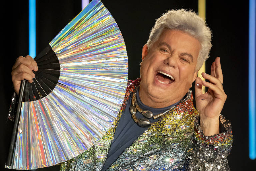 Quase! Brincante se empolga e quase derruba Milton Cunha durante desfile das escolas de samba em Belém