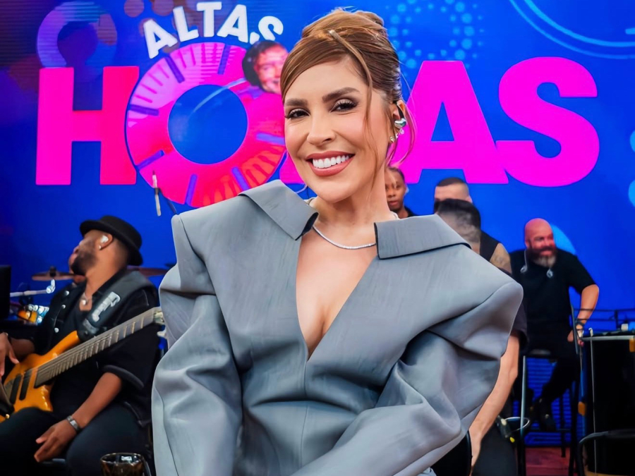 Manu Bahtidão emociona ao cantar clássico de Elis Regina no Altas Horas