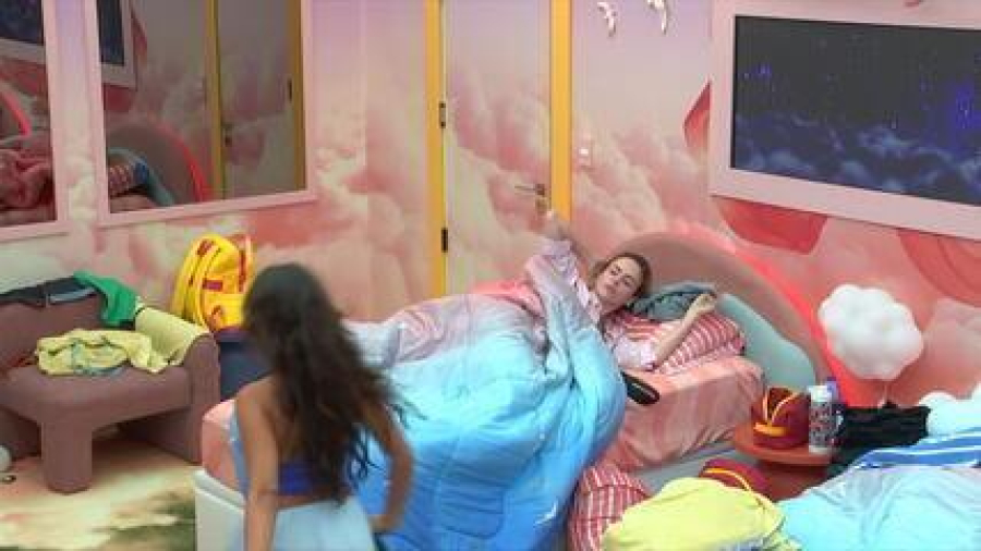 Jonas acende luz do quarto de rivais e leva troco: Ana Paula dorme na cama do brother 