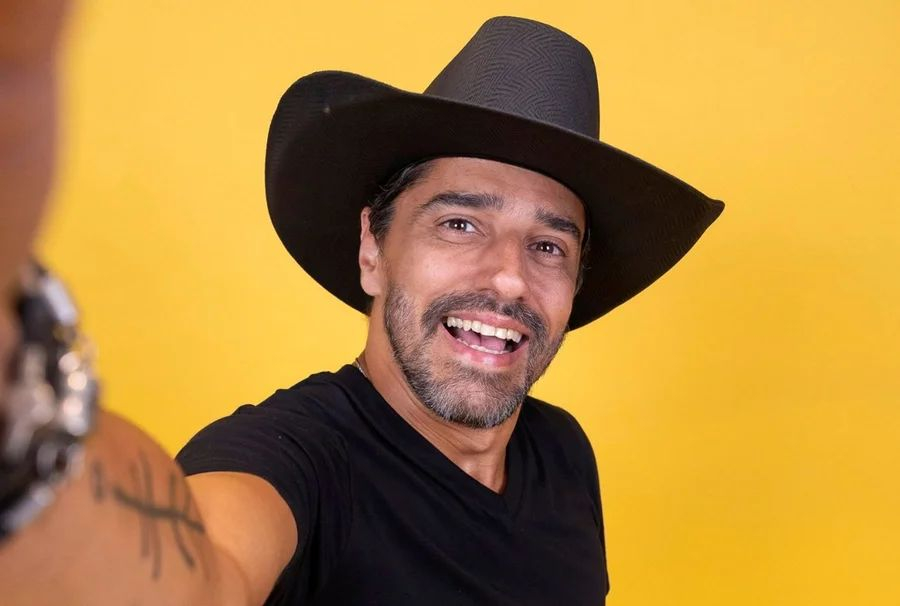 Jovem afirma ter recebido mensagens de Alberto Cowboy quando era menor de idade