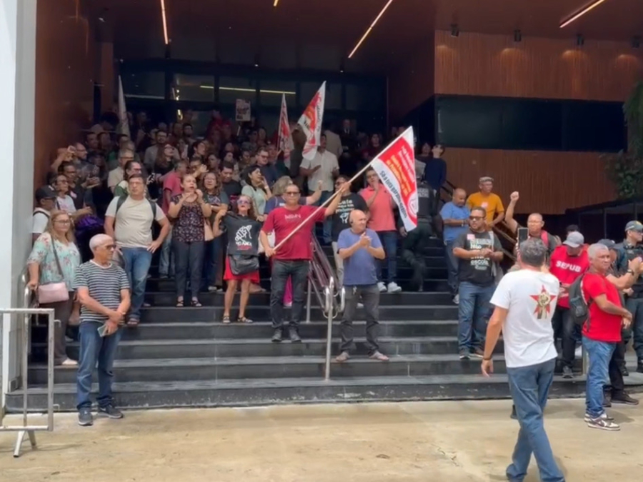 Servidores estaduais protestam contra reajuste de 6% e pressionam deputados no Pará