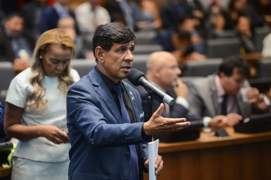 Alerj condecora policiais mortos em megaoperação com Medalha Tiradentes post mortem