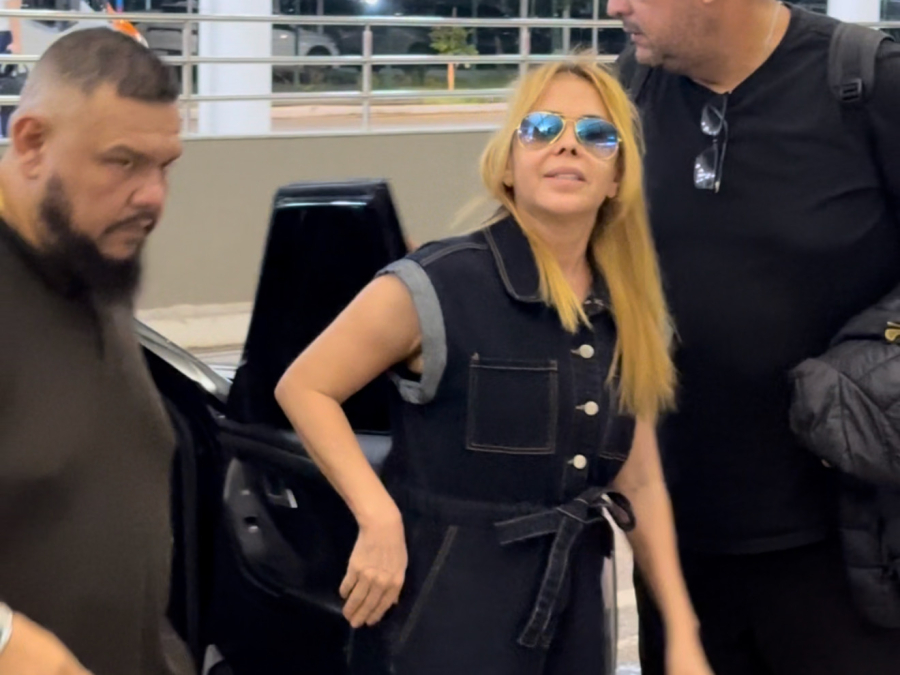 Joelma é flagrada no aeroporto de Belém e atende fãs