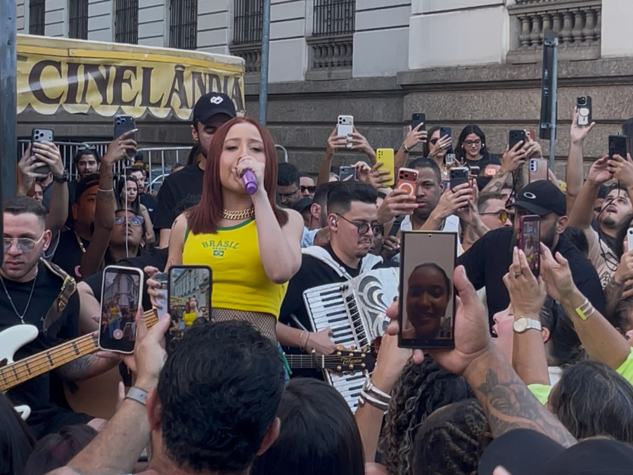 PORTAL VIGGO acompanha Mari Fernandez em apresentação surpresa no centro do Rio 
