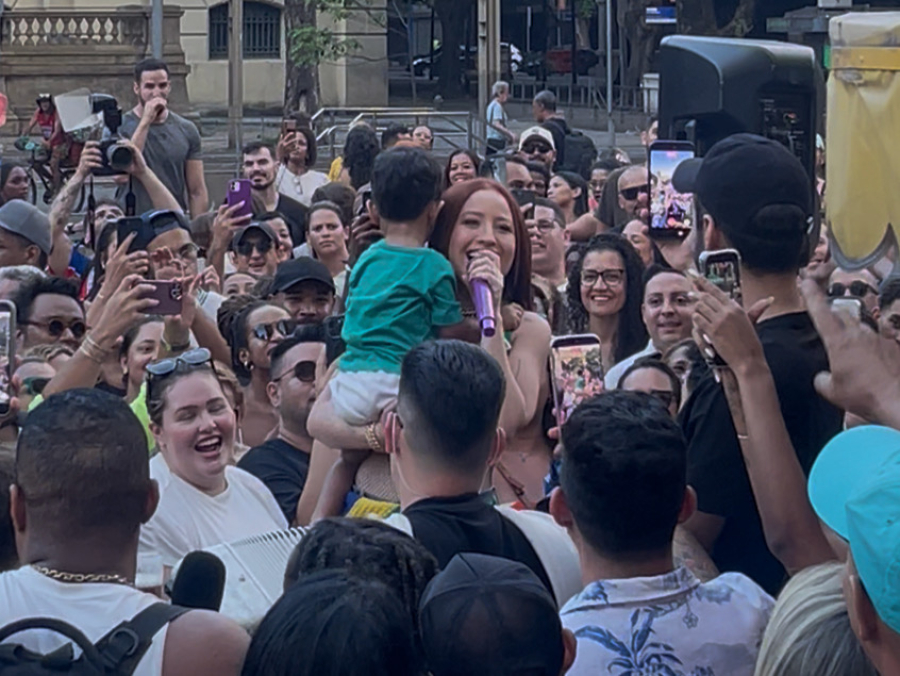 Em momento fofo, Mari Fernandez carrega criança no colo e promete trazer filho ao Rio