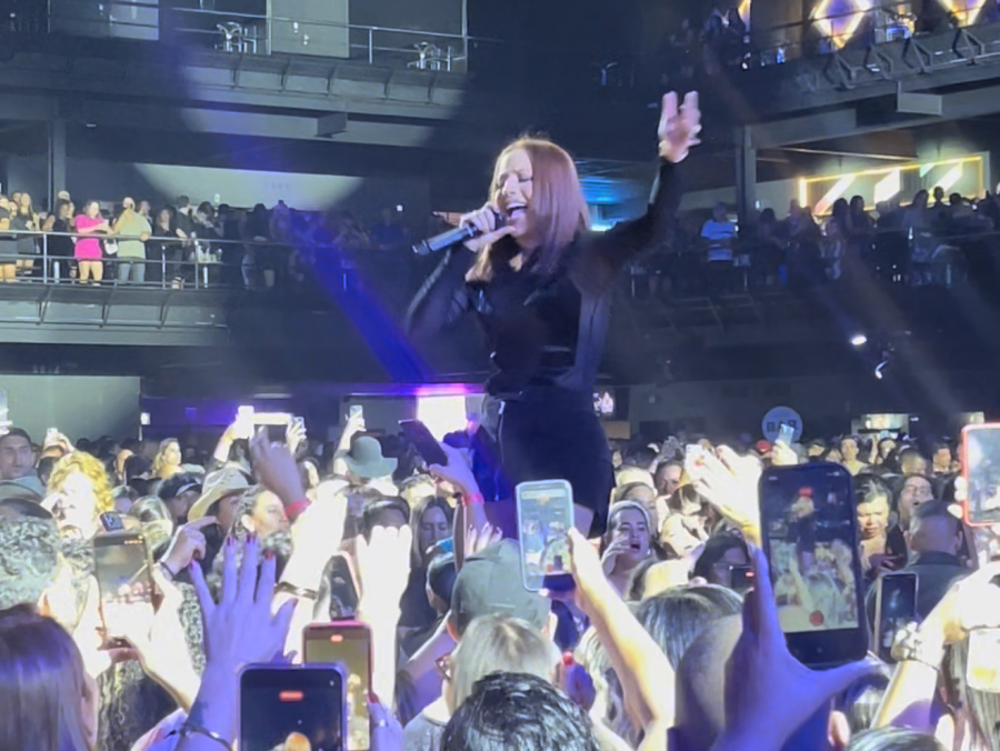 Show de Mari Fernandez leva multidão ao Espaço Hall no Rio de Janeiro