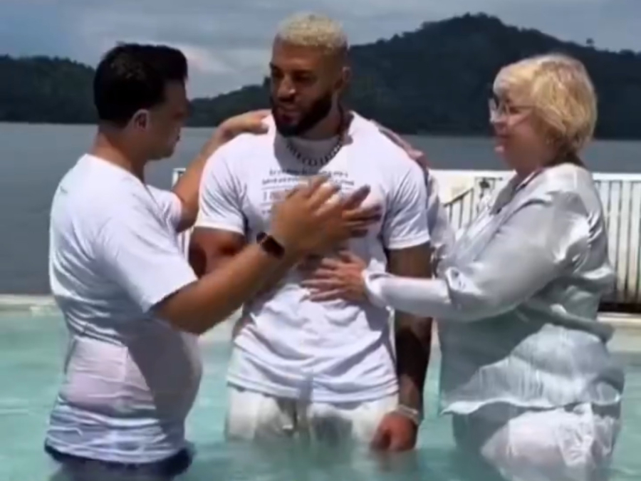 Batismo chama atenção após roupa de rapaz ficar transparente durante cerimônia: “Que bênção”