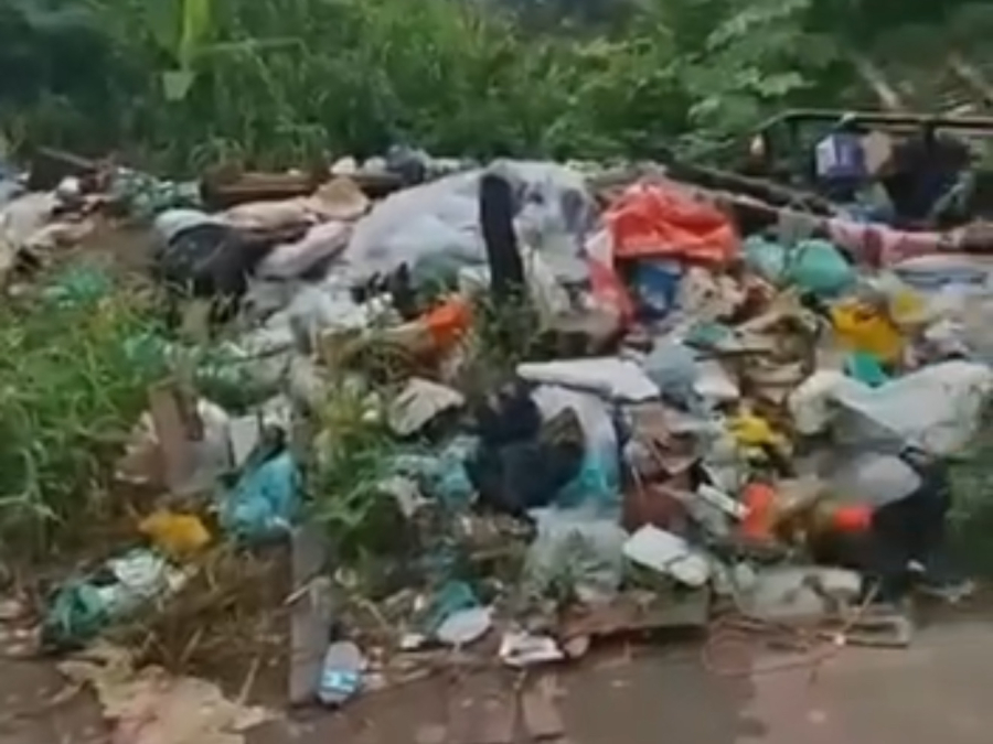Lixo acumulado causa transtornos e revolta moradores na Rua das Américas, em Ananindeua