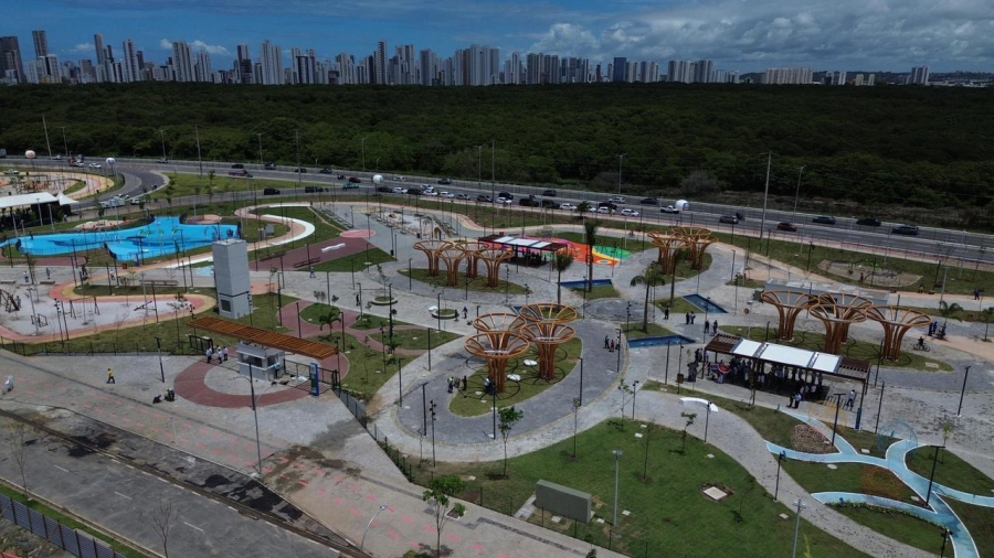 Pré-candidato ao Governo de Pernambuco, João Campos inaugura parque no Recife, mas falta de sombra vira alvo de críticas