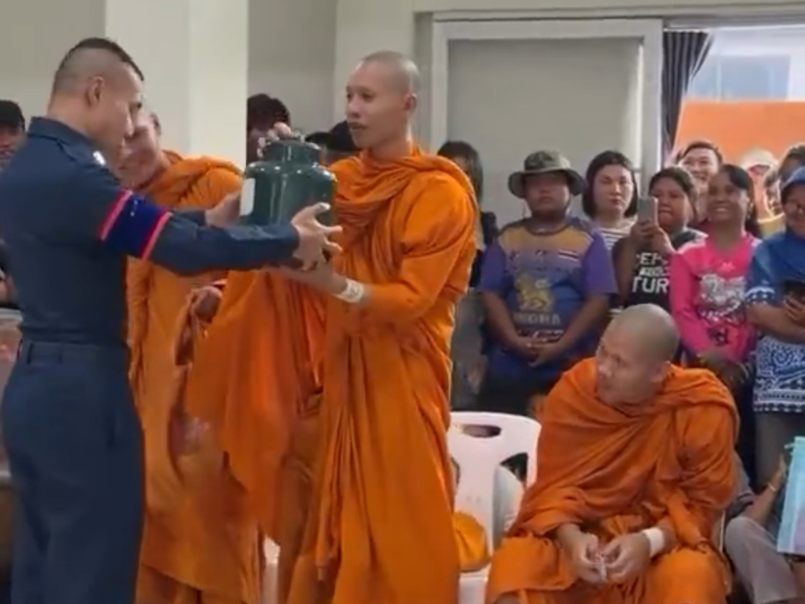 Eles não excluem ninguém! Sorteio militar na Tailândia inclui até monges