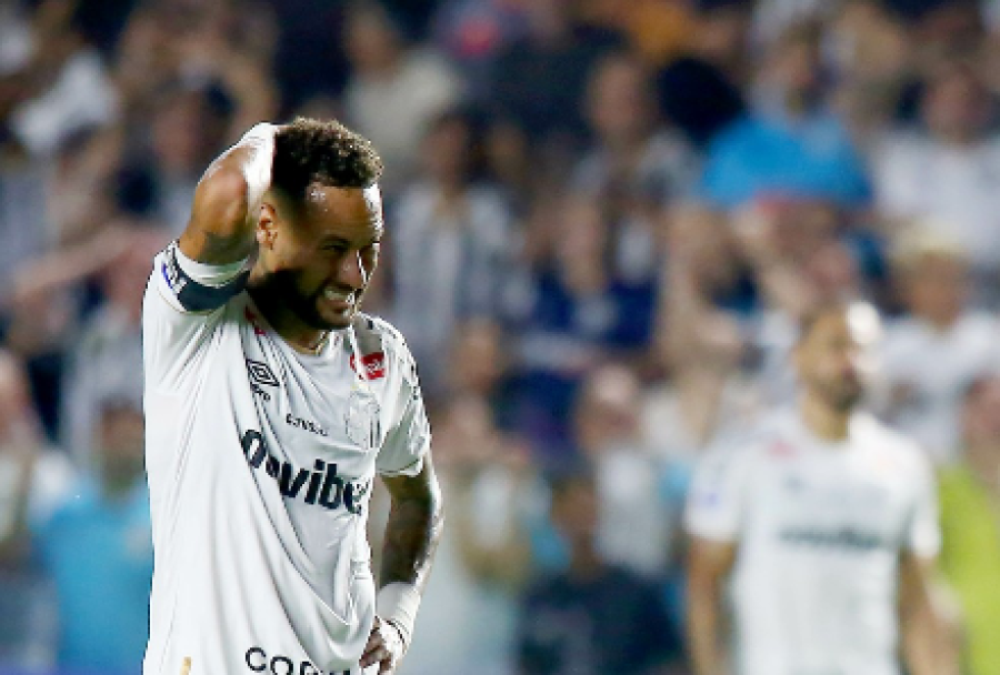 Sob vaias, Neymar discute com torcedor após tropeço do Santos na Sul-Americana: “Eu sou mimado?”