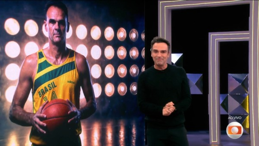 Tadeu Schmidt emociona ao abrir o BBB 26 com homenagem ao irmão Oscar Schmidt