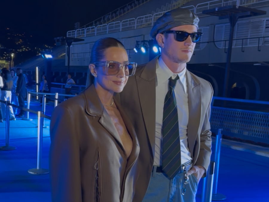 Letícia Spiller e Pedro Novaes prestigiam juntos o Rio Fashion Week e encantam público