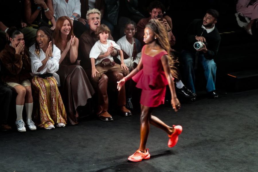 Títi estreia como modelo na passarela e emociona Giovanna Ewbank e Bruno Gagliasso no Rio Fashion Week