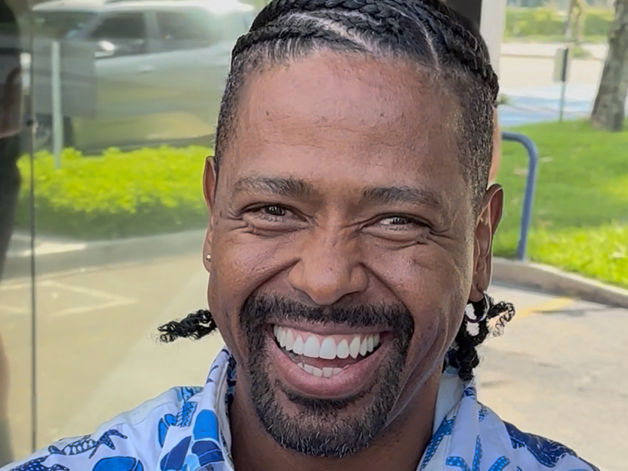 Ao PORTAL VIGGO, Leandro afirma que acredita na vitória de Ana Paula e atende fãs em frente à Globo