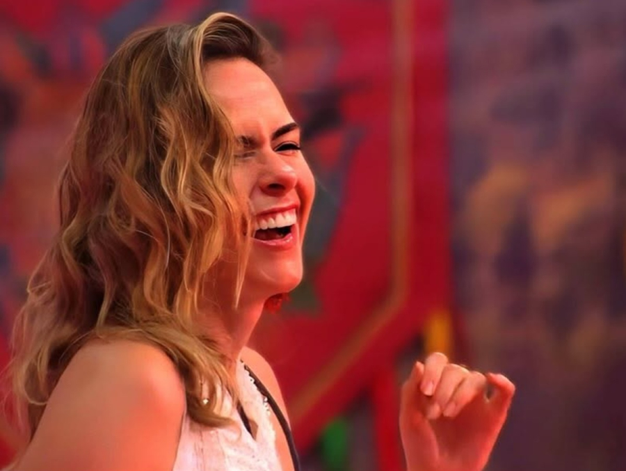 Fenômeno! Ana Paula é ovacionada em boate de São Paulo ao som de “World Hold On”