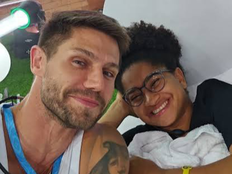 Jonas “dá o troco” e peida na cara de Milena