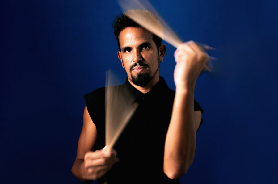 Rafael dos Santos lança livro que traduz ritmos da Zona da Mata Norte para a linguagem da bateria