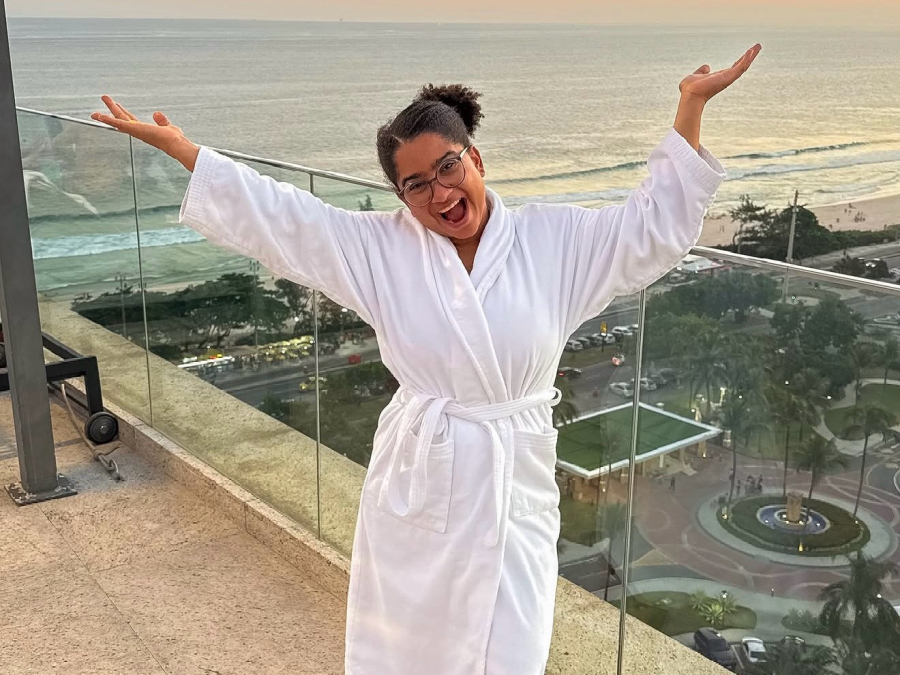 Tia Milena brinca que foi medir sua popularidade e “travou” o trânsito no Rio