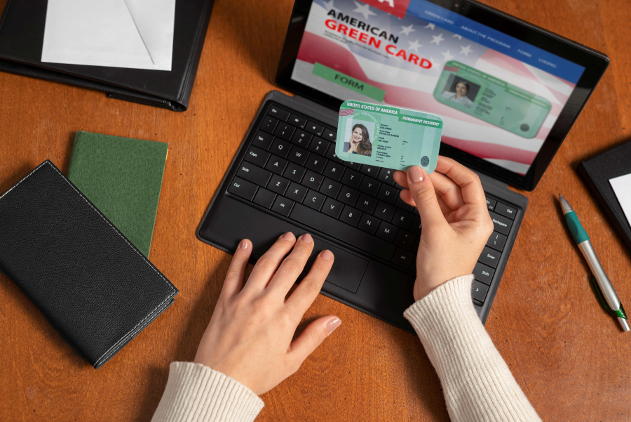 EUA endurecem política migratória e revisam Green Cards concedidos na era Biden
