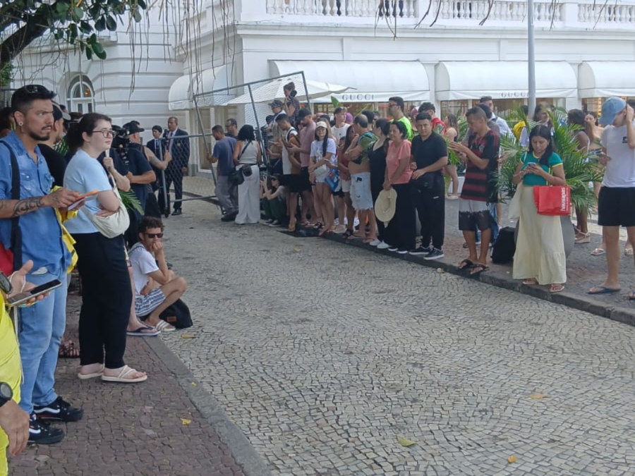 Todo mundo em Copacabana! Possível chegada de Shakira agita fãs em frente ao hotel