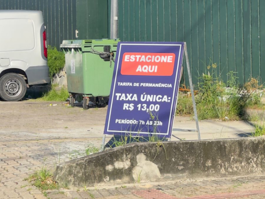 “Nunca teve isso”: moradores reclamam de cobrança na praça gastronômica do Porto Futuro