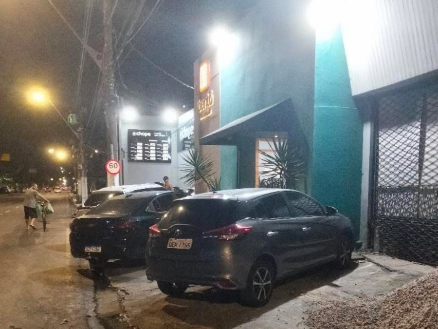 Calçada vira estacionamento e moradores denunciam risco na Duque de Caxias, em Belém