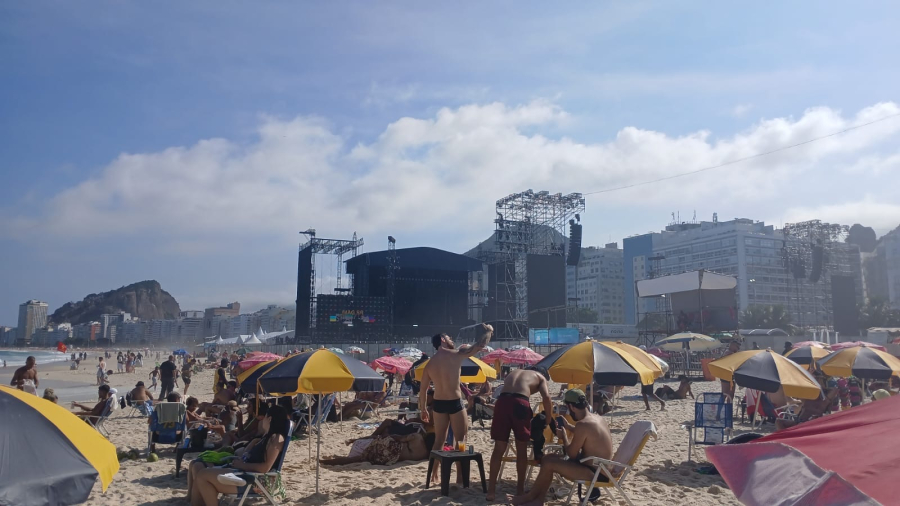 Testes de som e luz tomam conta de Copacabana e telão já exibe nome de Shakira