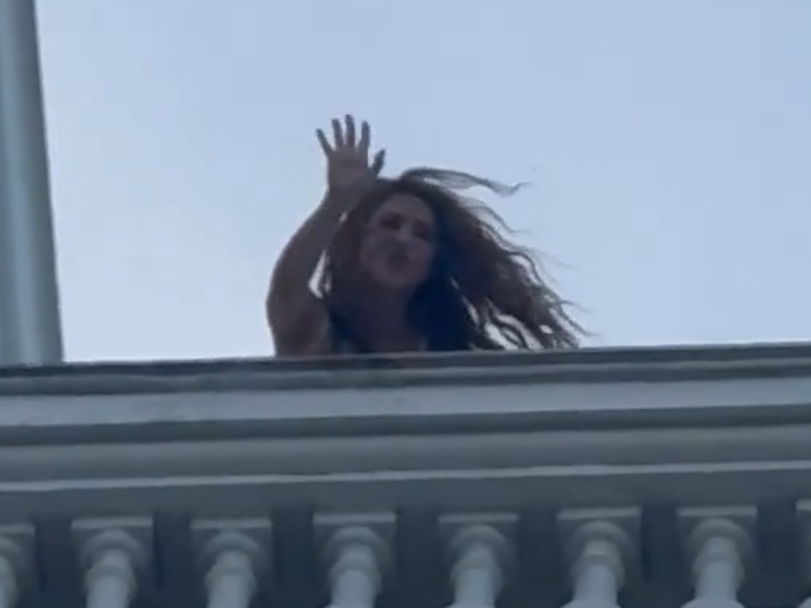Shakira aparece em área externa do Copacabana Palace e acena para fãs