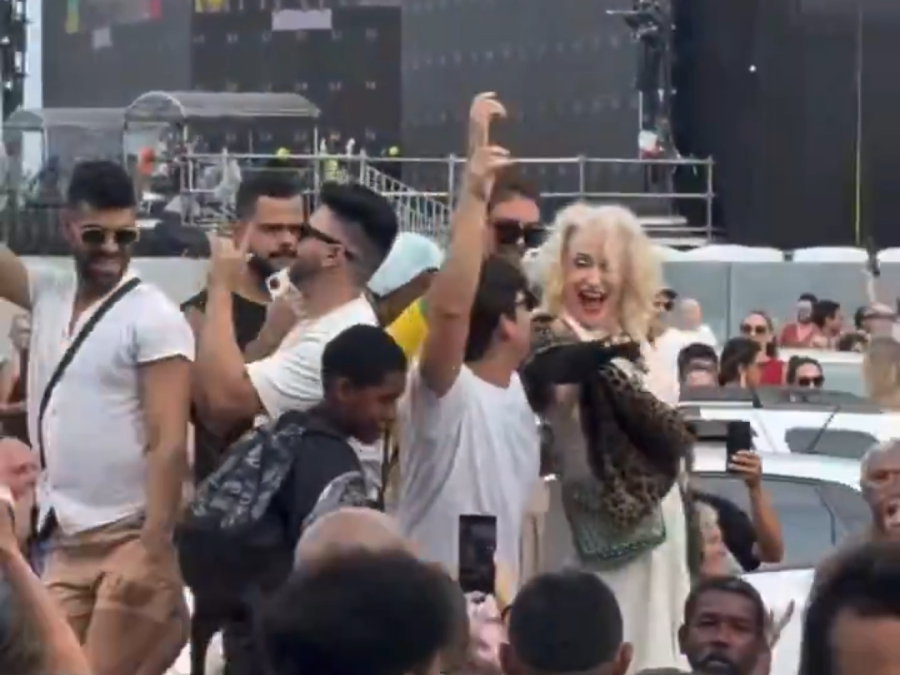 Copacabana já vive clima de show com fãs cantando e dançando hits de Shakira