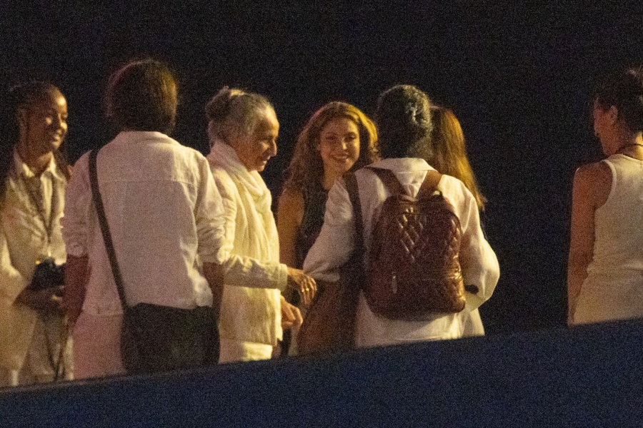 Maria Bethânia aparece no palco de Shakira em Copacabana
