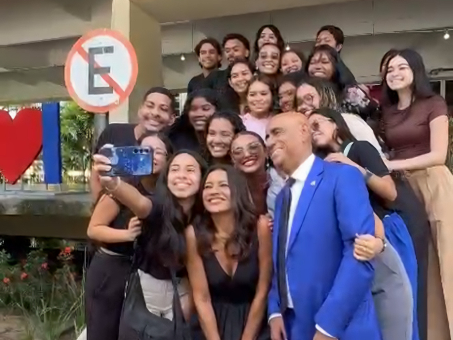 Doutora Honoris Causa da UFPA, Dira Paes é tietada por estudantes na chegada à universidade