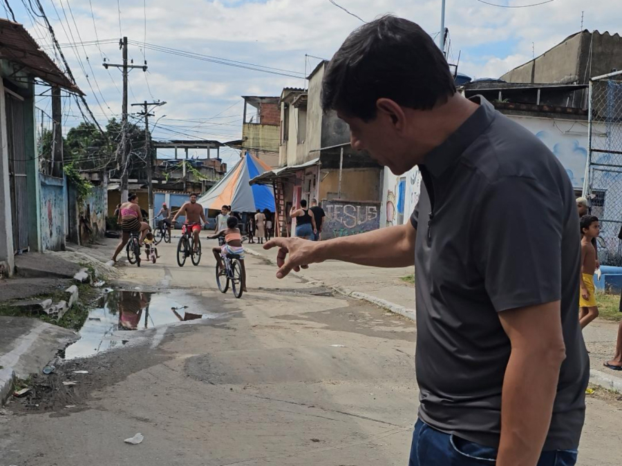 Deputado Marcelo Dino cobra ações em área dominada pelo tráfico e Prefeitura remove obstáculos em comunidade de Caxias