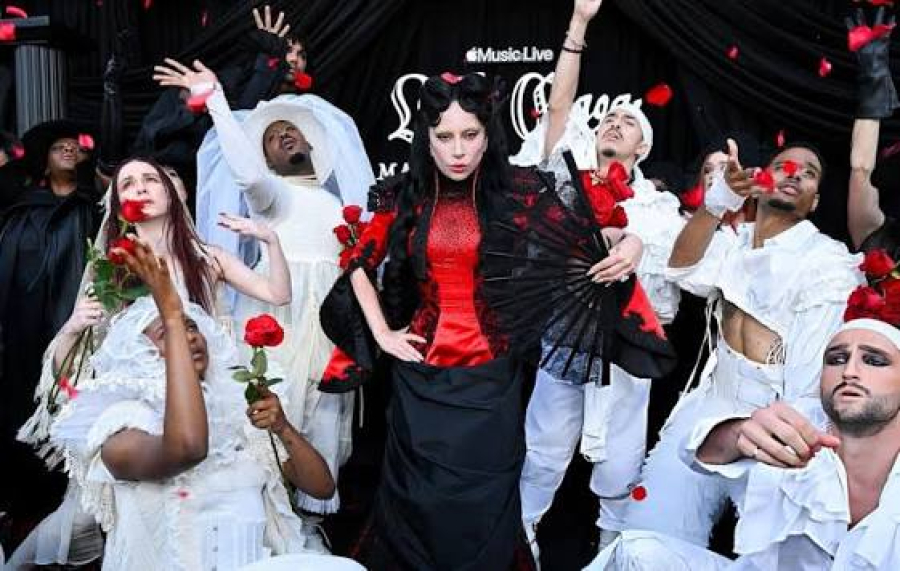 Lady Gaga transforma estreia de “MAYHEM: Requiem” em cortejo fúnebre performático em Los Angeles
