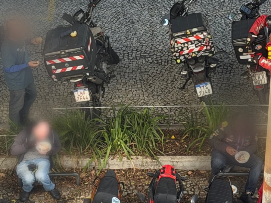 Moradores do Leblon reclamam de entregadores de delivery em calçadas: “Clima de refeitório”