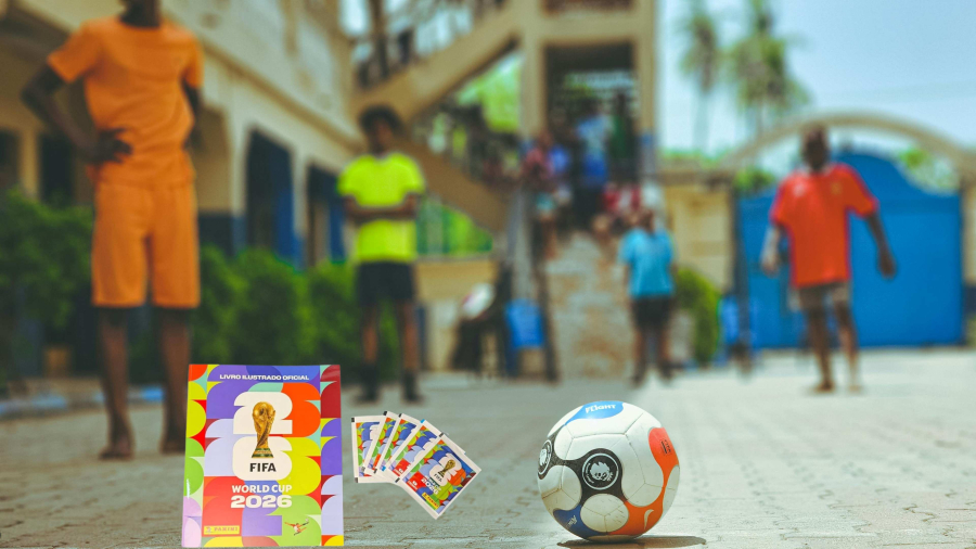Fim da febre das figurinhas? Crianças trocam álbum da Copa por versões impressas em casa