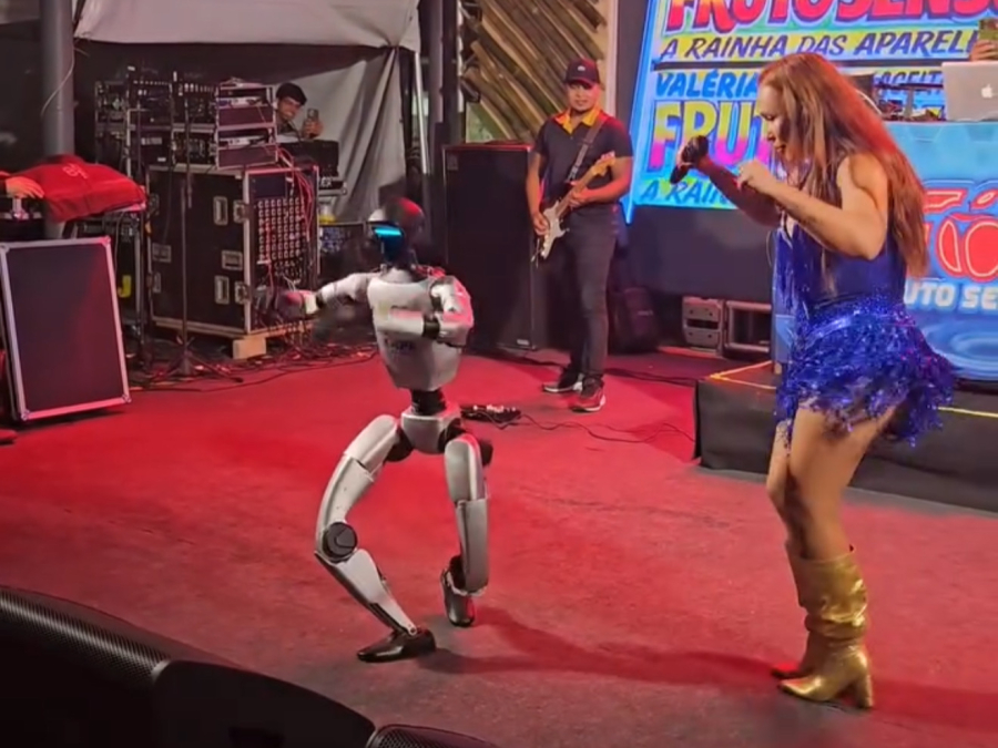 O futuro já chegou: robô dança cumbia com Valéria Paiva durante show em Belém