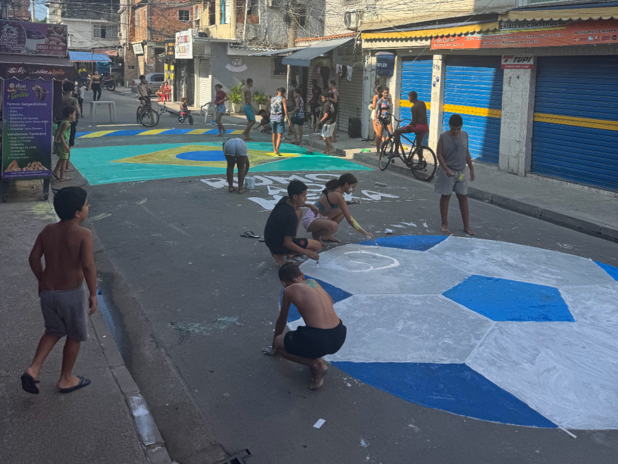 Crianças transformam rua em clima de Copa do Mundo na comunidade do Piscinão de Ramos, no Rio