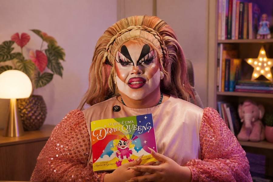 Drag de Santa Catarina lança primeiro livro infantil do Brasil sobre o universo drag