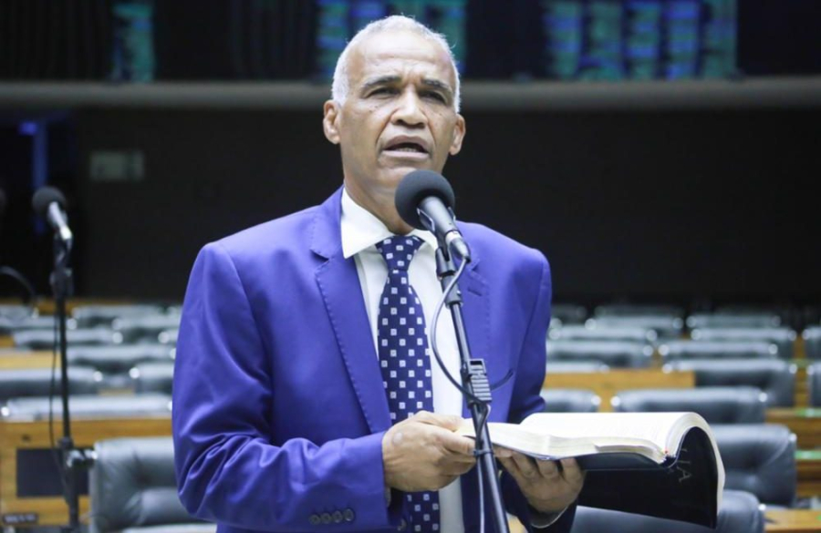 Com Bíblia na mão, Deputado defende fim da escala 6x1 para trabalhadores “fazerem sexo em paz”