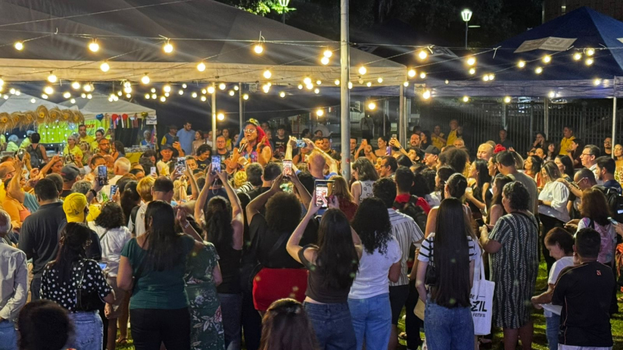 Wanderley Andrade faz show em cima de banco na Praça Santuário e canta em inglês para gringo em Belém