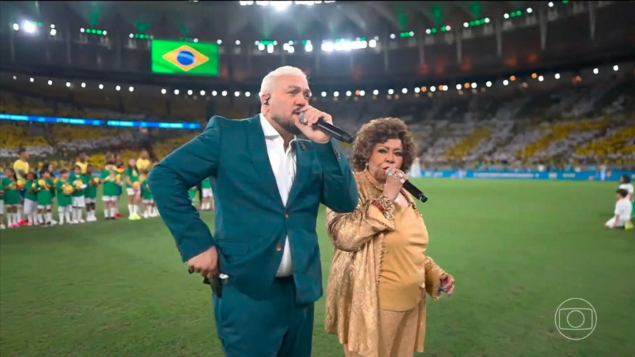 Apresentação de Belo e Alcione no Hino Nacional chama atenção pela “sincronia”